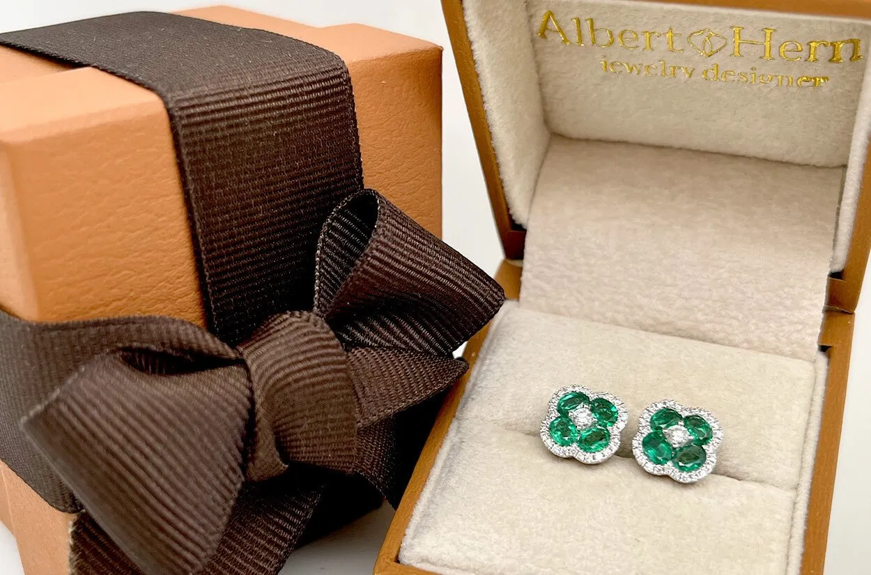 Earrings 18kt Gold Emerald Clovers Center Diamond & Halo Studs