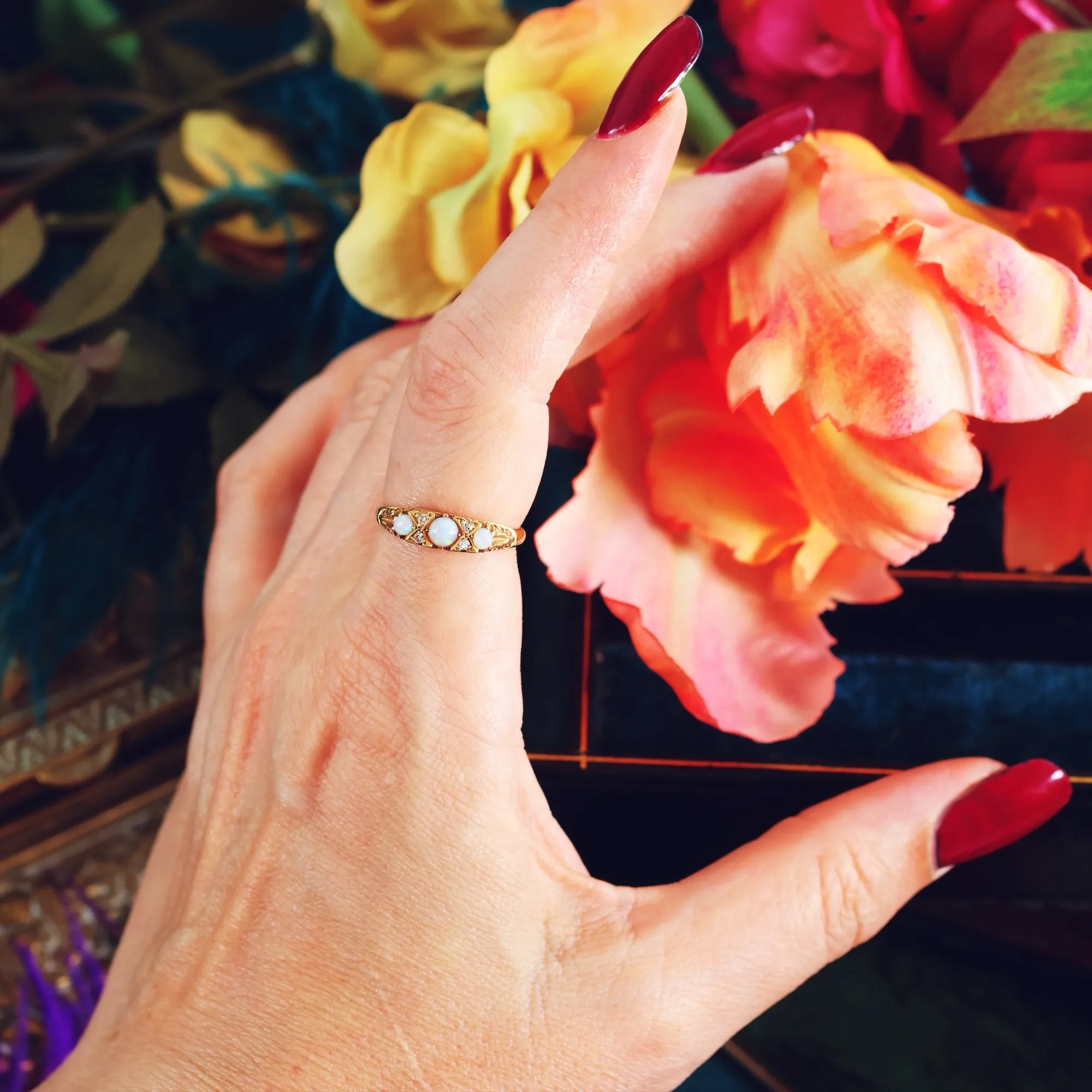 Lovely Vintage 18ct Gold Opal & Diamond Ring